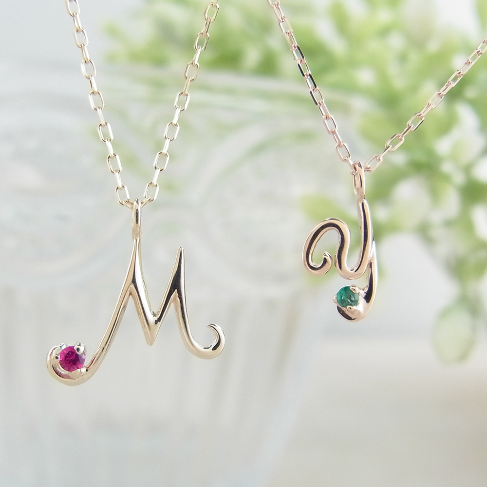 432通りから選ぶ、あなただけのイニシャルネックレス"