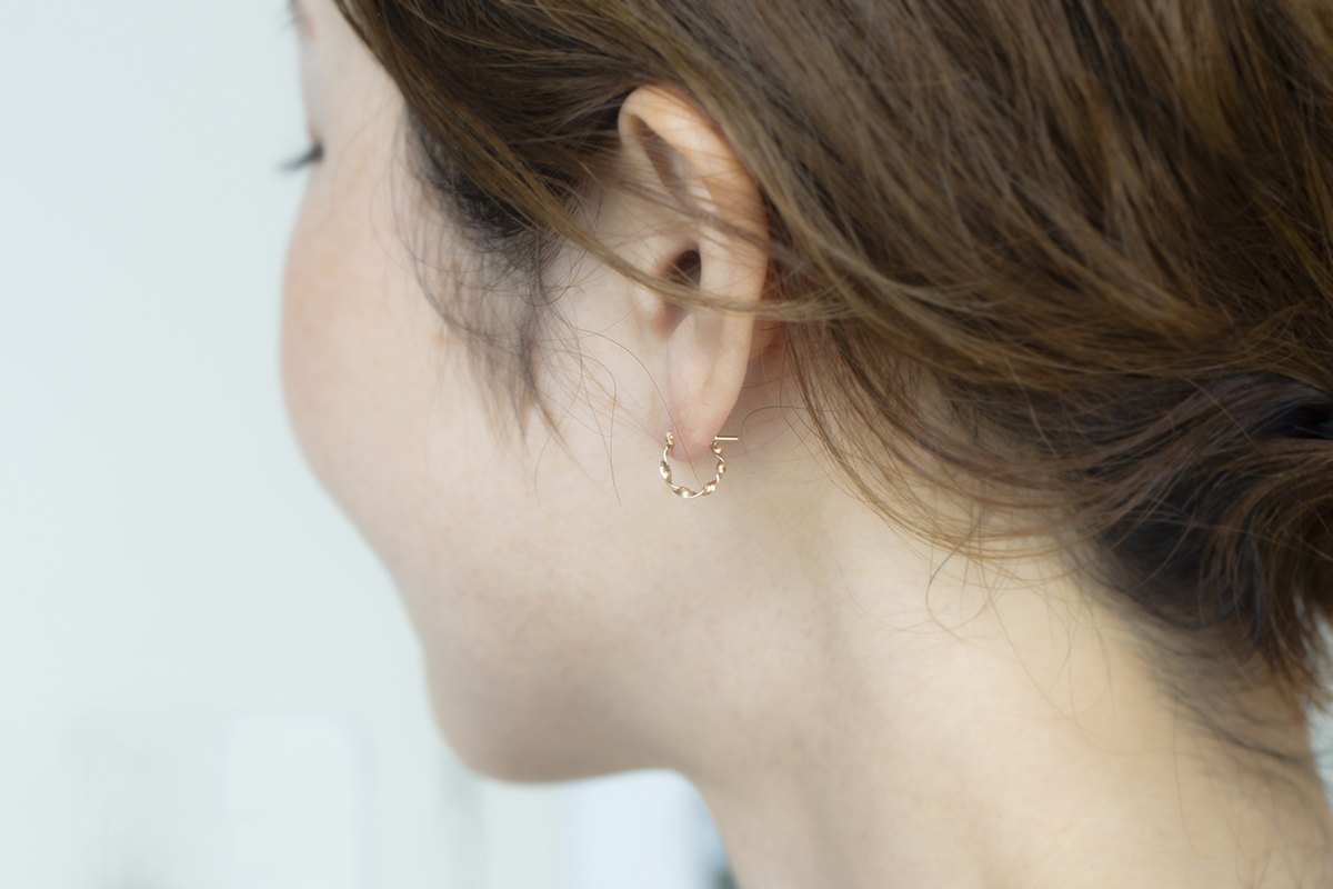 K10 YG ひねり フープピアス