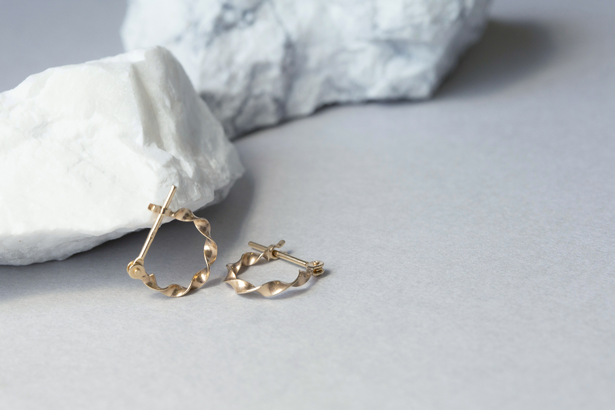 K10 YG ひねり フープピアス