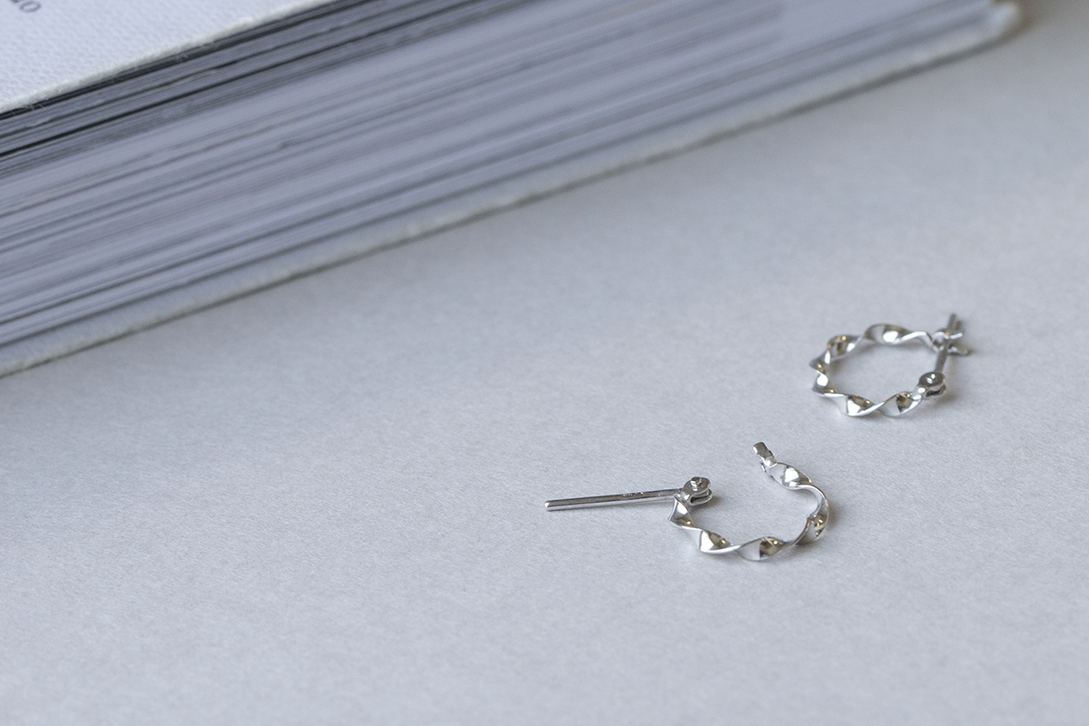 K10 WG ひねり フープピアス