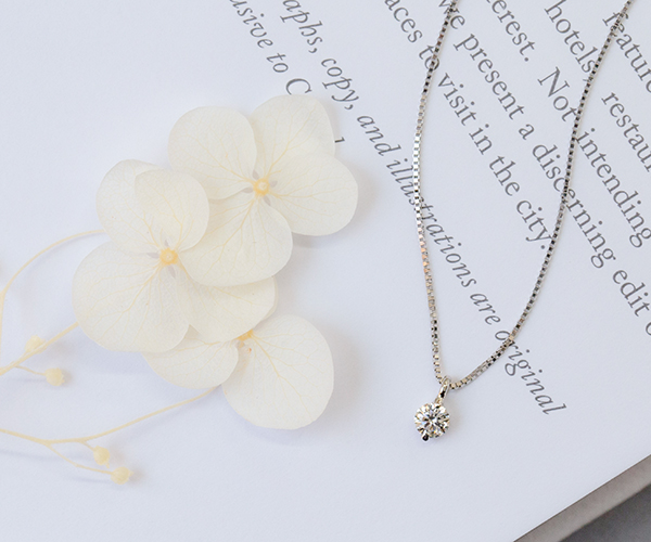 本の上の一粒ダイヤモンドネックレス