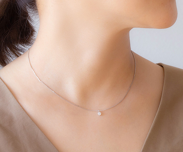 一粒ダイヤモンドネックレス着用画像