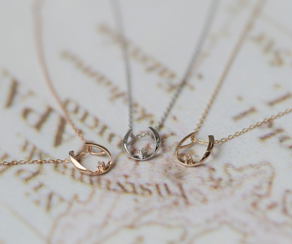 素材の異なる馬蹄ネックレス