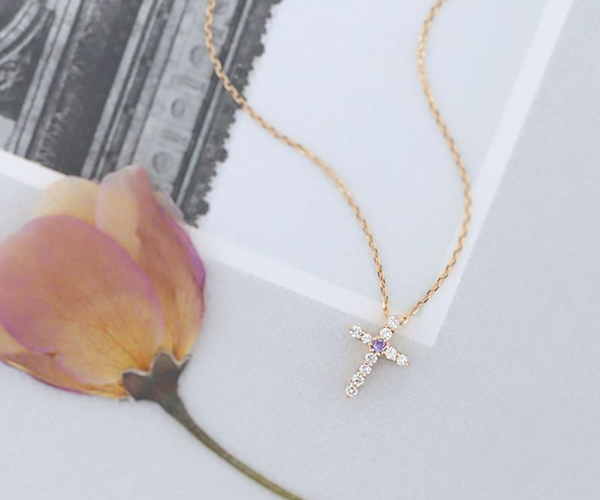 クロスモチーフのネックレス