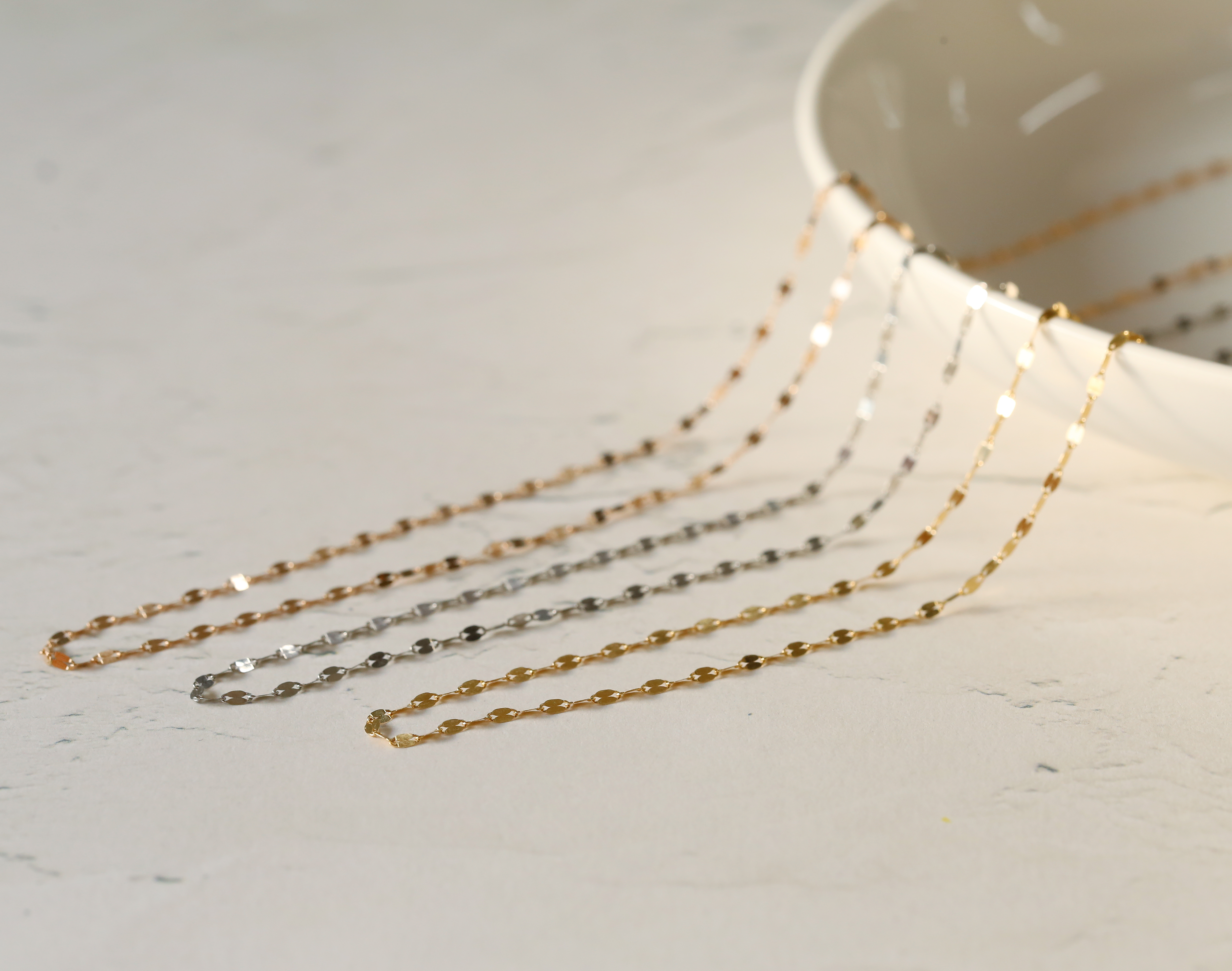 様々な素材のネックレスチェーン