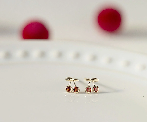 ガーネットさくらんぼピアス