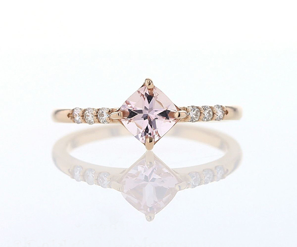 モルガナイトとメレダイヤモンドのリング