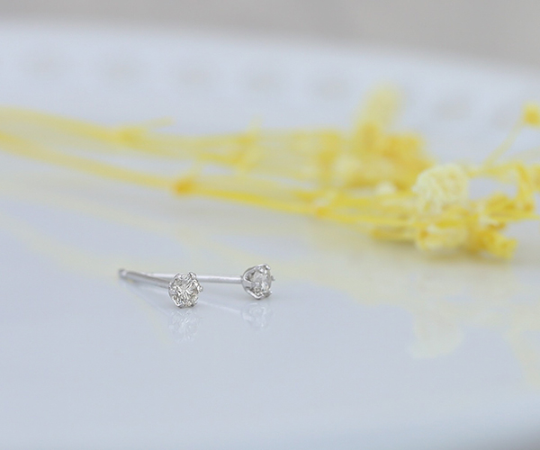 一粒ダイヤモンドのスタッドピアス