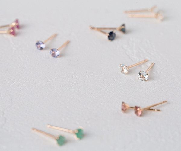誕生石のスタッドピアス