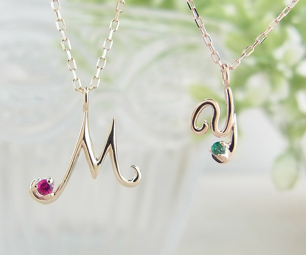 イニシャルネックレス