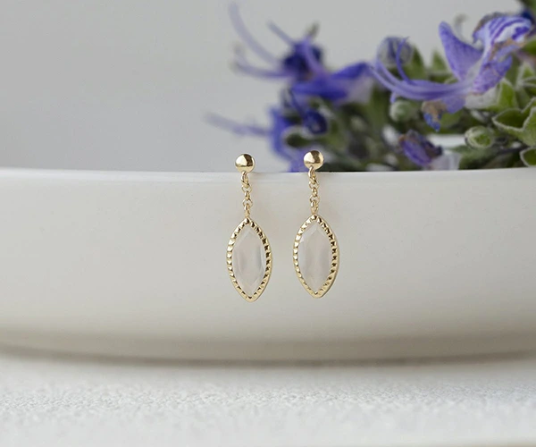 マーキスカットのムーンストーンピアス