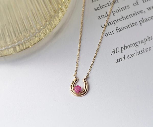 K10 YG ルビー 馬蹄モチーフネックレス