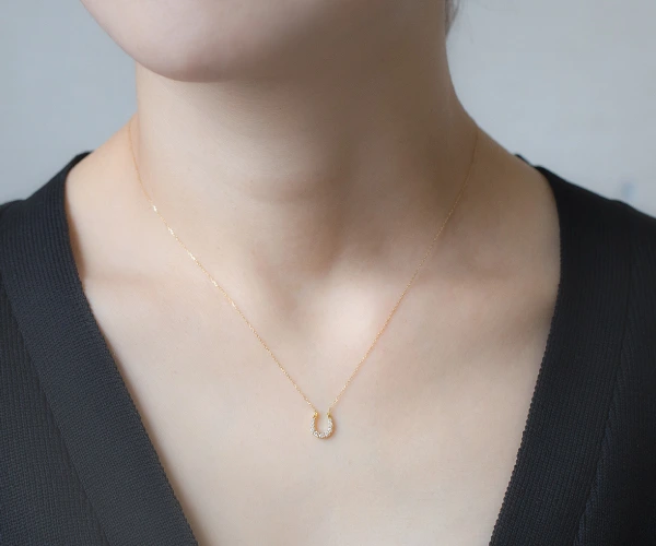 K10 馬蹄モチーフネックレス着用