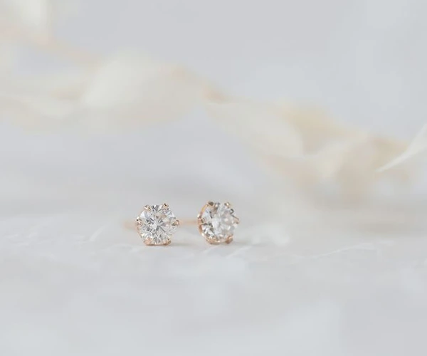 結婚式お呼ばれにおすすめのアイテム_ダイヤモンドピアス