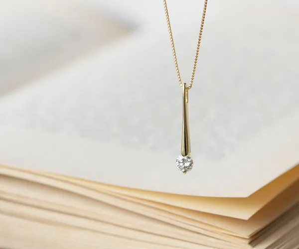 大人の女性が身につけるお守りのようなネックレス_シンプルな服に合わせても品格と自信を引き立てるジュエリー