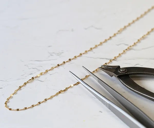 50代女性向けジュエリー購入のポイント_デザインや価格だけでなく、クリーニングや修理、サイズ直しなどアフターサービスが充実した店舗で選ぶことが大切