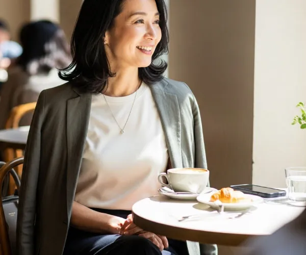 カジュアルスタイルに上質なネックレスをプラス_50代女性の普段着を洗練された大人の装いに変えるコーディネート