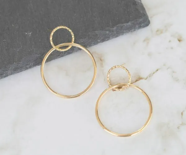 肌を明るく見せる温かみのあるゴールドジュエリー