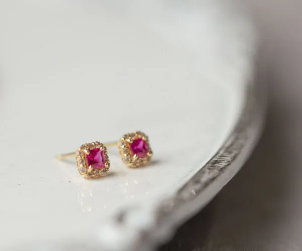 40代女性に似合う誕生石ピアス｜上品に輝くカラーストーンジュエリー