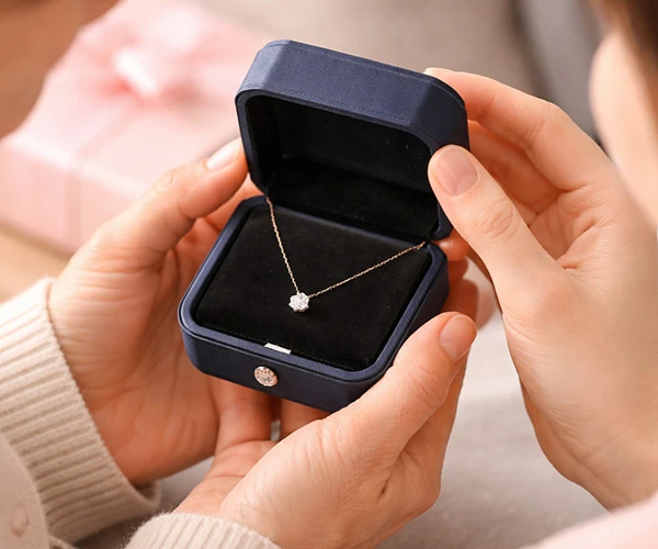 大人の女性にこそ贈りたい「一生もの」としてのジュエリー