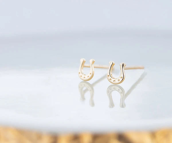 知的な横顔を演出する「地金のピアス」