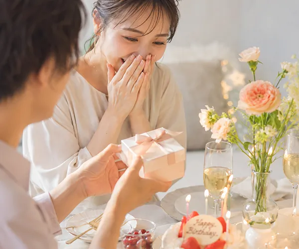 6_誕生日プレゼントのピアスを贈る特別なシーンのイメージ