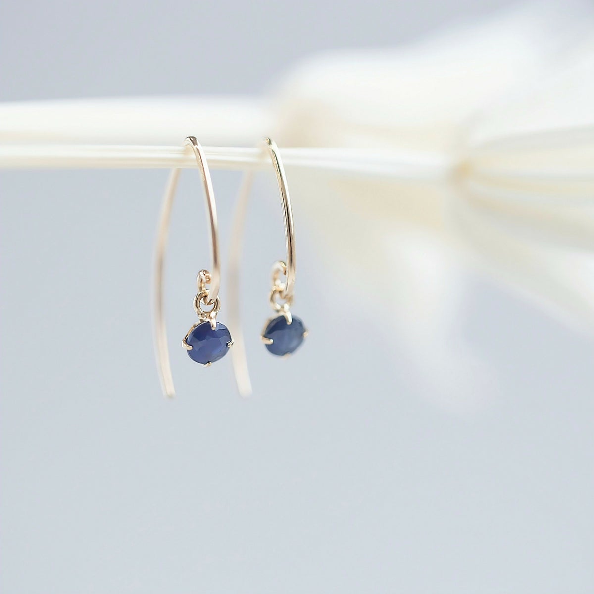 K10 YG サファイア ピアス 9月 誕生石 ジプシーピアス