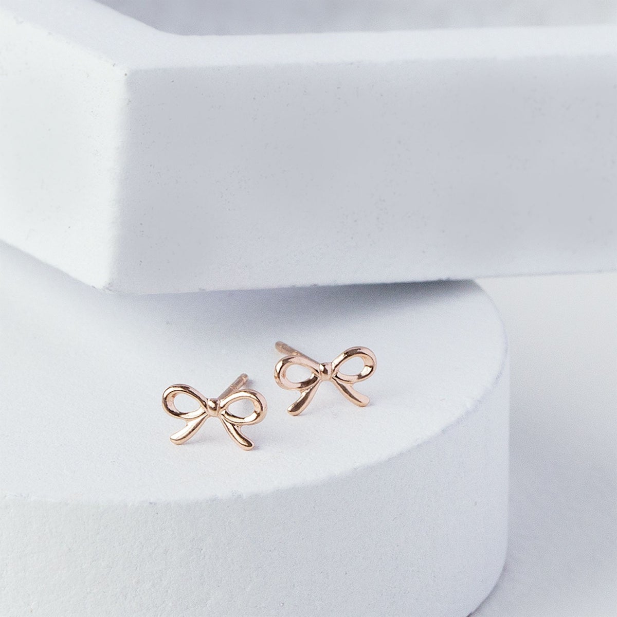 K10 PG ピアス リボン ピンクゴールド スタッドピアス ラッキーモチーフ レディース プレゼント 誕生日 10代 20代 30代 かわいい 小さい 華奢 彼女 10金