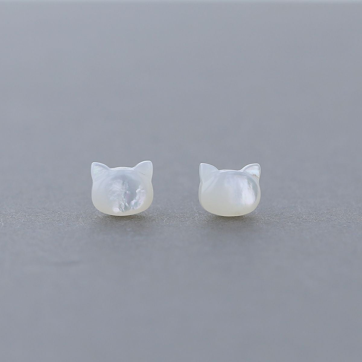 K10 YG 白蝶貝 ピアス 猫 ねこ ネコ 白猫 レディース シェル 誕生日プレゼント ギフト 10金 彼女 20代 30代 40代 イエローゴールド 天然石