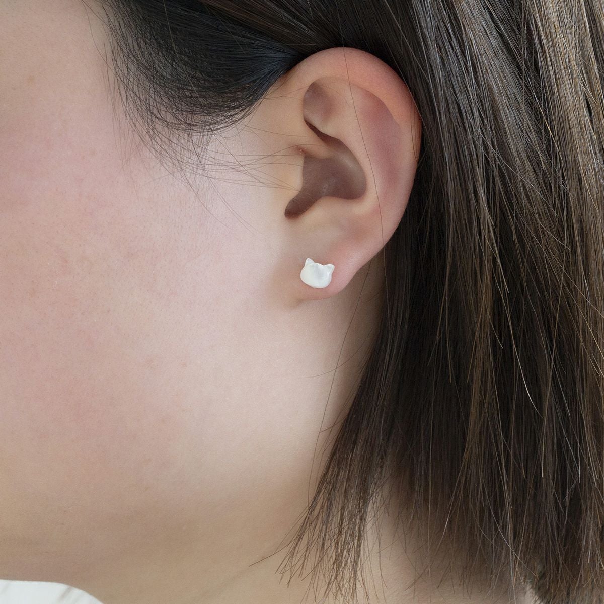 K10 YG 白蝶貝 ピアス 猫 ねこ ネコ 白猫 レディース シェル 誕生日プレゼント ギフト 10金 彼女 20代 30代 40代 イエローゴールド 天然石