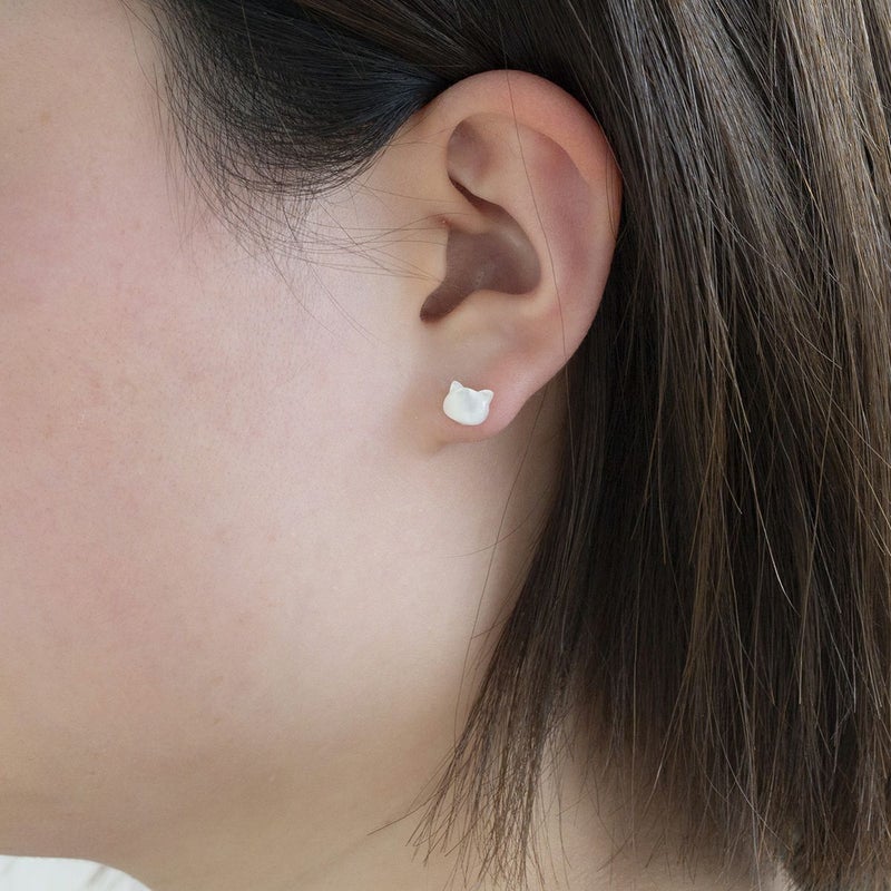 K10 YG 白蝶貝 ピアス 猫 ねこ ネコ 白猫 レディース シェル 誕生日プレゼント ギフト 10金 彼女 20代 30代 40代 イエローゴールド 天然石