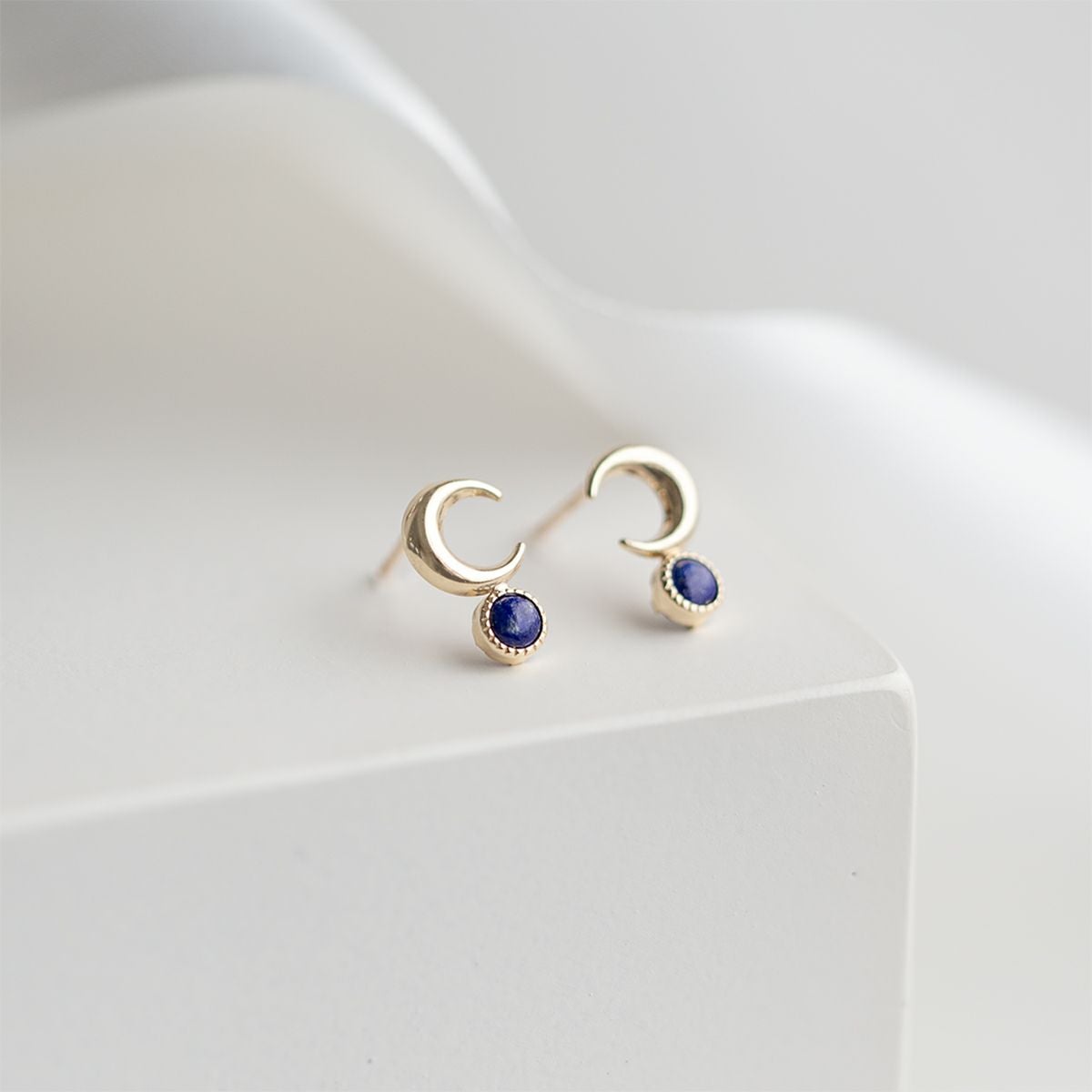 K10 YG ラピスラズリ 月 ピアス ムーン moon イエローゴールド スタッドピアス ラッキーモチーフ かわいい ギフト 誕生日プレゼント 20代 30代 40代 妻 彼女 レディース