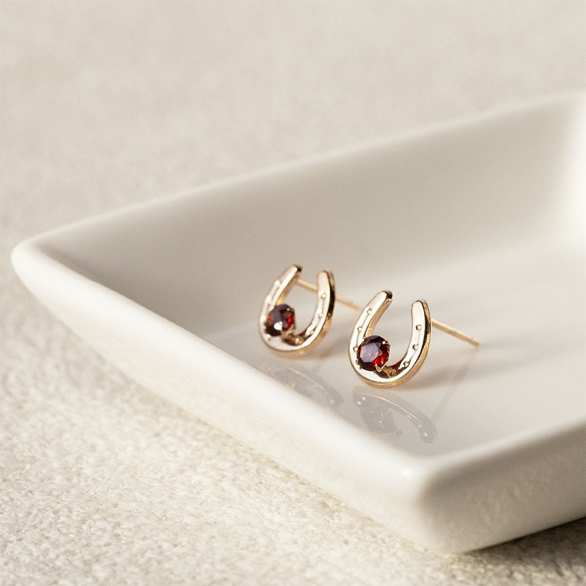 K10 YG ホースシュー 馬蹄 ガーネット ピアス 10k 1月 誕生石 イエローゴールド レディース 彼女 プレゼント ラッキーモチーフ