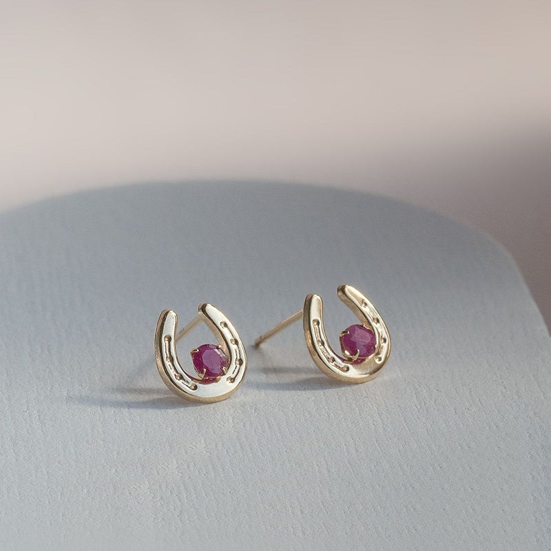 K10 YG ホースシュー 馬蹄 ルビー ピアス 10k 7月 誕生石 イエローゴールド レディース 彼女 妻 プレゼント ラッキーモチーフ