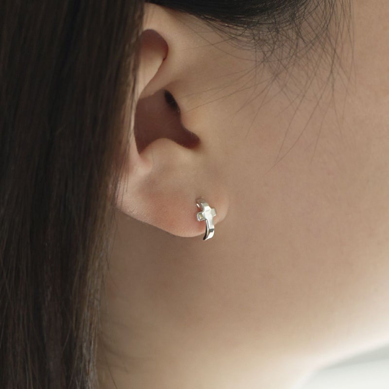 K10 WG クロス ピアス ホワイトゴールド スタッドピアス かわいい ギフト 誕生日プレゼント 誕生日 20代 30代 40代 妻 彼女 レディース