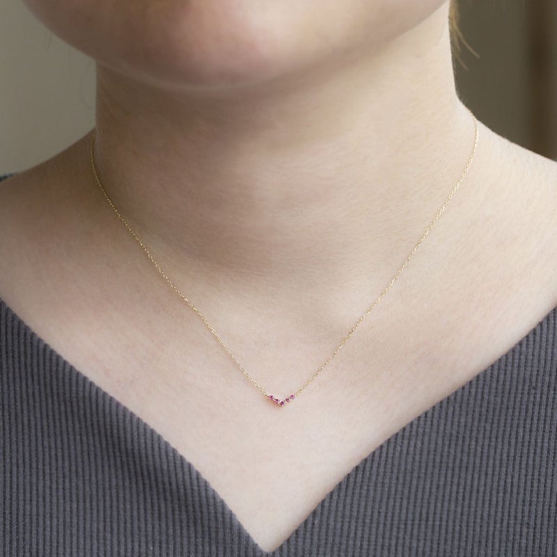 10 YG ルビー ネックレス イエローゴールド 誕生石 7月 V字