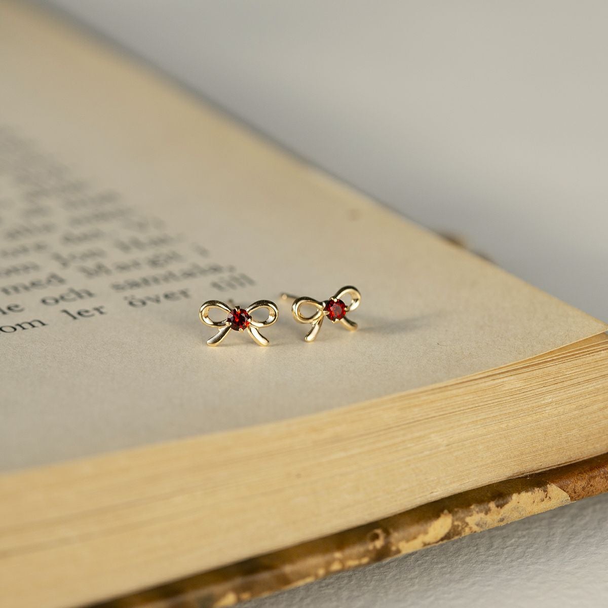 K10 YG ガーネット ピアス リボン イエローゴールド 10金 1月 誕生石 誕生日プレゼント ギフト レディース 20代 30代 40代 10k k10 天然石
