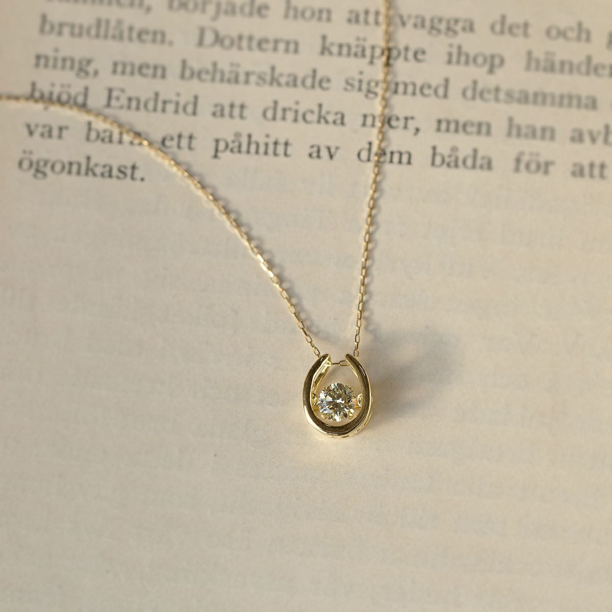 K18 YG ダイヤモンド 馬蹄 ネックレス ダンシングストーン レディース イエローゴールド 誕生日プレゼント ギフト 女性 彼女 20代 30代 40代 50代 記念日 ホースシュー