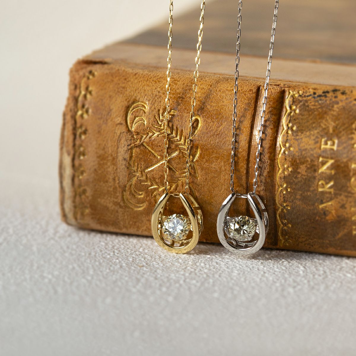 K18 YG ダイヤモンド 馬蹄 ネックレス ダンシングストーン レディース イエローゴールド 誕生日プレゼント ギフト 女性 彼女 20代 30代 40代 50代 記念日 ホースシュー