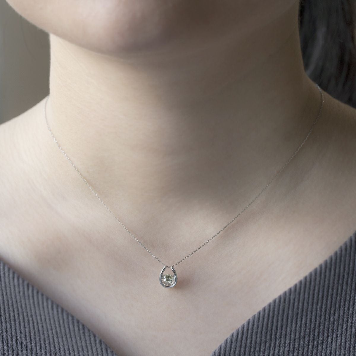 プラチナ ダイヤモンド 馬蹄 ネックレス ダンシングストーン PT900 レディース 誕生日プレゼント ギフト 女性 彼女 20代 30代 40代 50代 記念日 ホースシュー