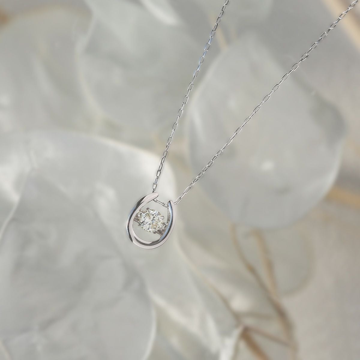 プラチナ ダイヤモンド 馬蹄 ネックレス ダンシングストーン レディース PT 誕生日プレゼント ギフト 女性 彼女 20代 30代 40代 50代 記念日 PT900