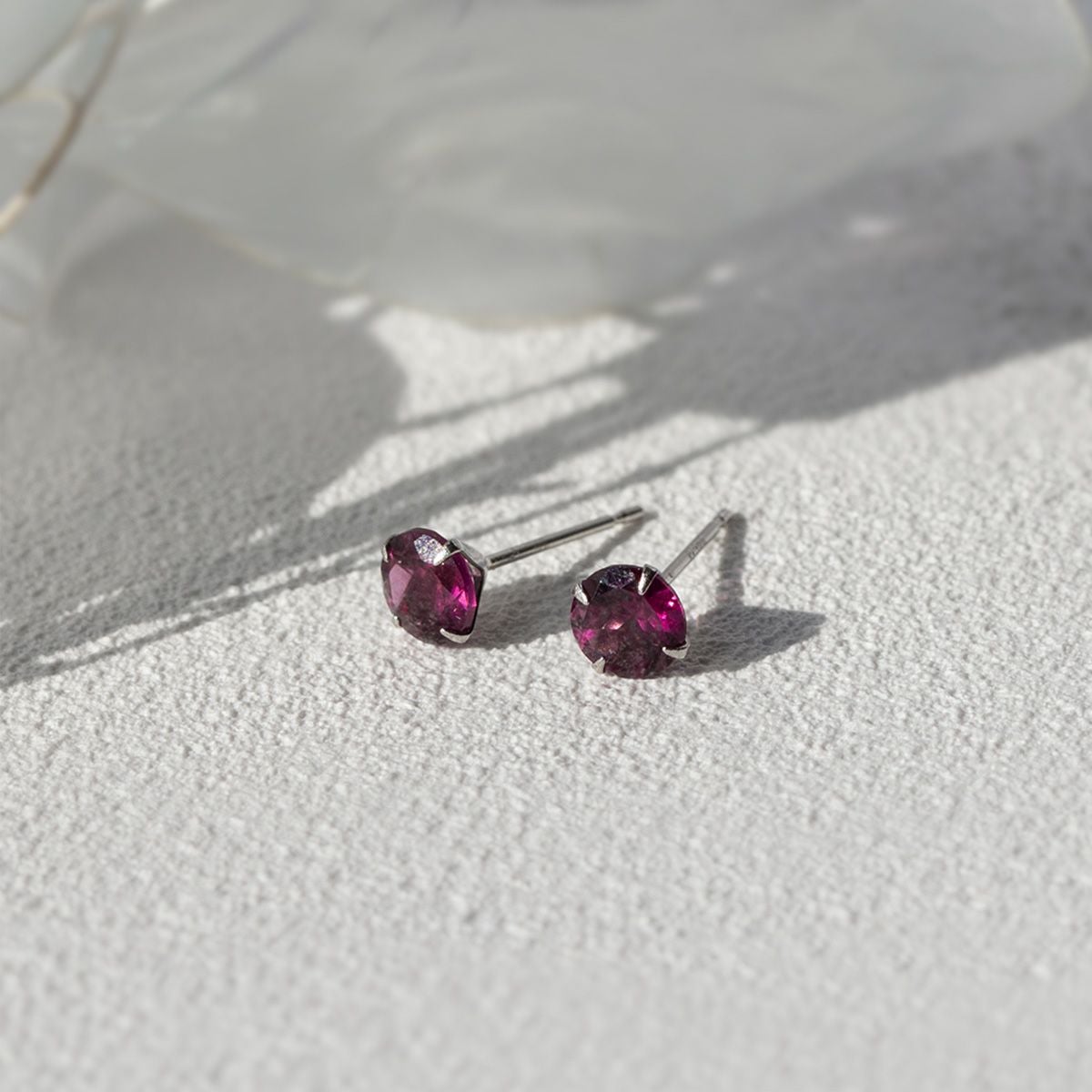 プラチナ ロードライトガーネット ピアス
