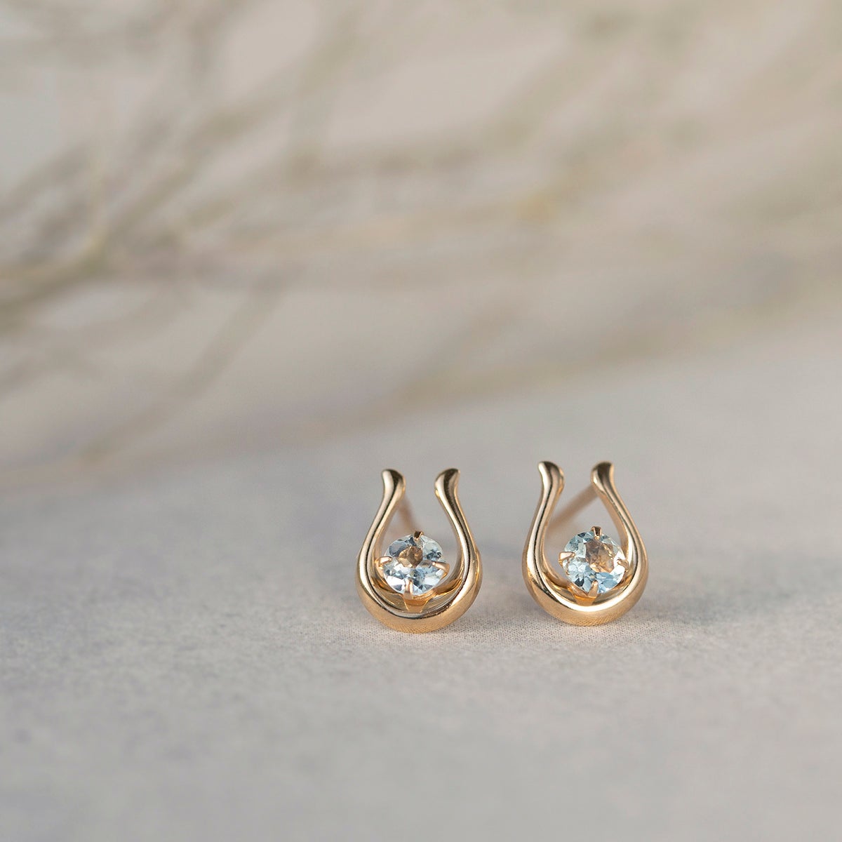 K10 YG アクアマリン ピアス 馬蹄 レディース 3月 誕生石 ホースシュー ギフト 誕生日プレゼント 20代 30代 40代 イエローゴールド 妻 彼女 可愛い