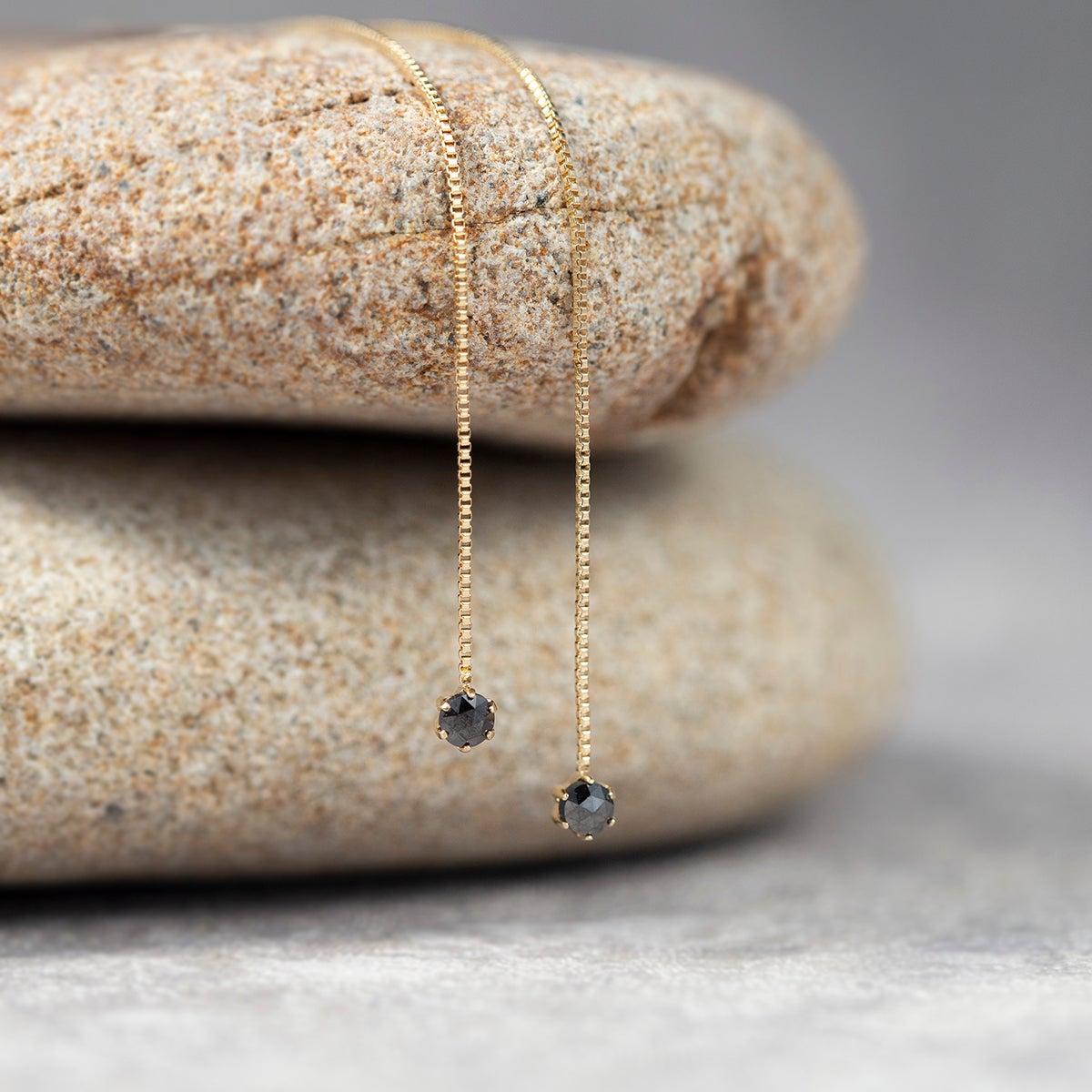 K10 YG ブラックダイヤモンド ロング ピアス