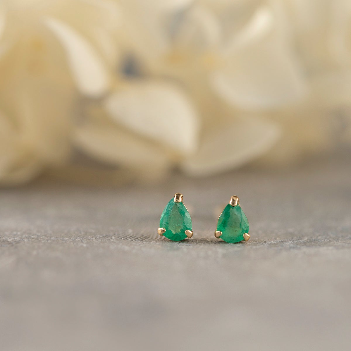 K10 YG エメラルド ピアス ペアシェイプ