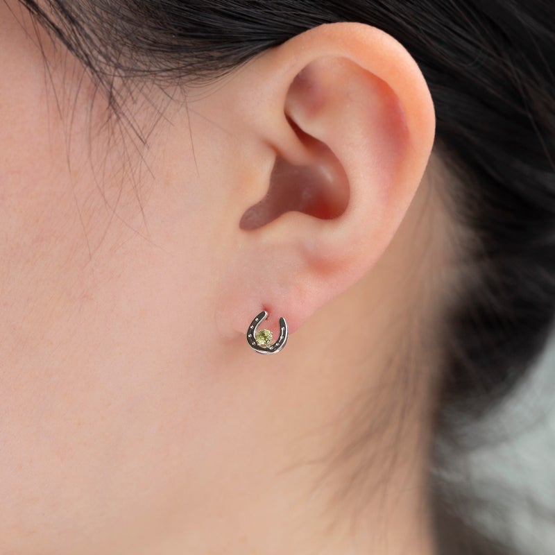 シルバー ホースシュー ペリドット ピアス