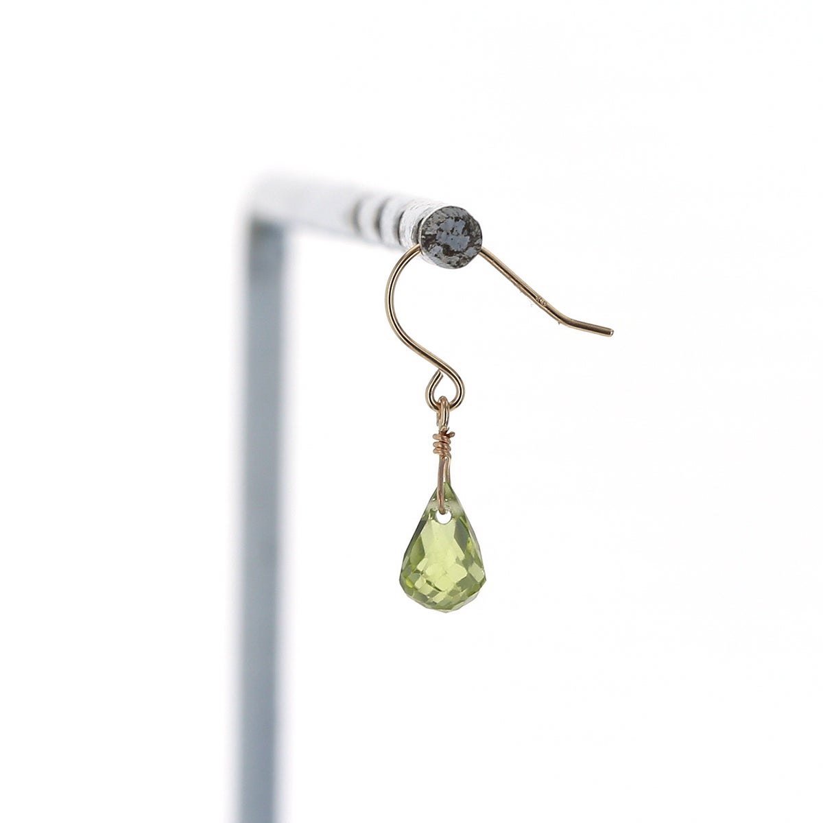 ブリオレットカットのペリドットが揺れるフックピアス
